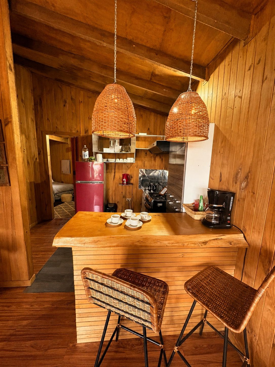 Cocina y barra con piso de madera