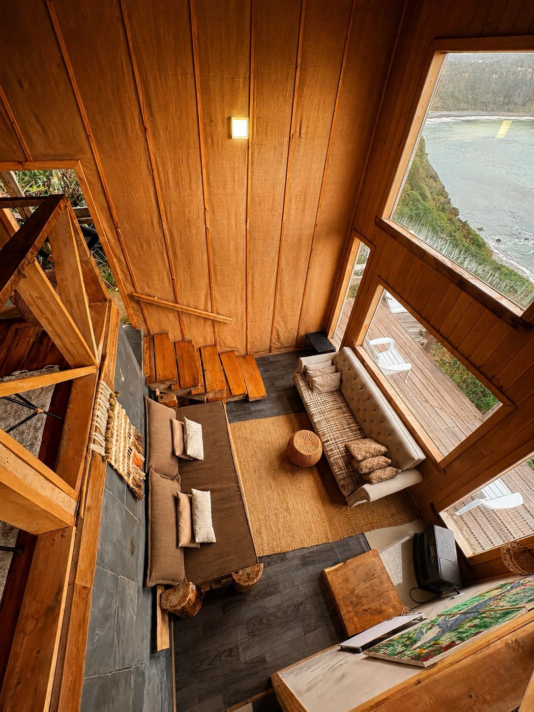 Living visto desde el altillo del lodge