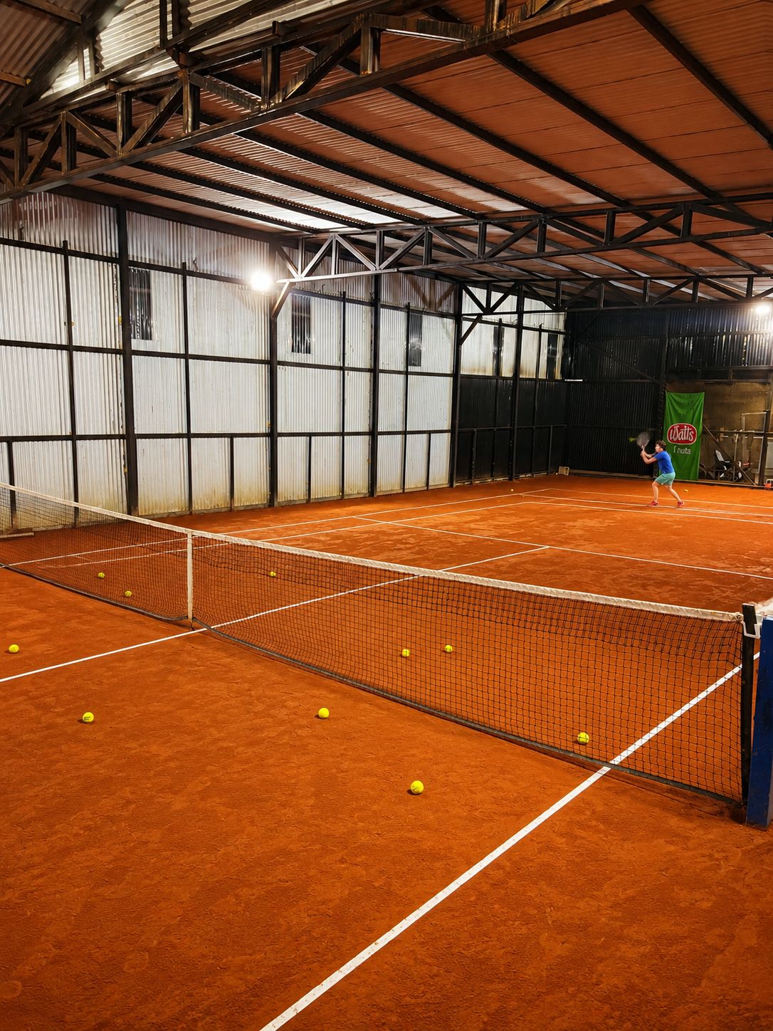 Cancha de tenis de polvo de ladrillo junto a la red