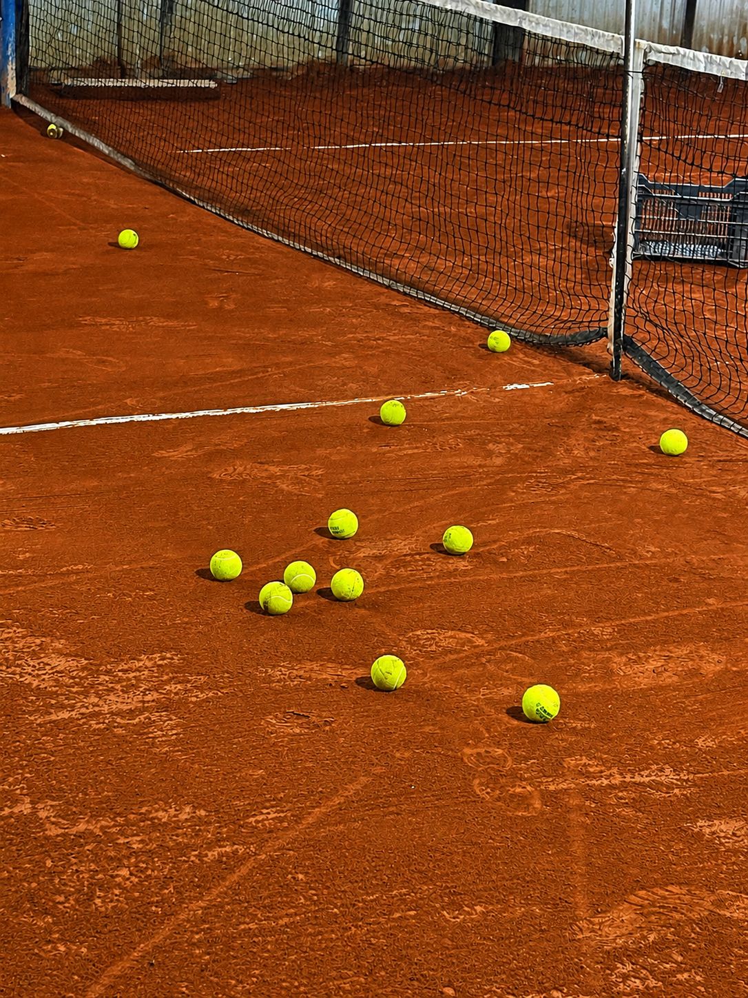Pelotas sobre la cancha de arcilla